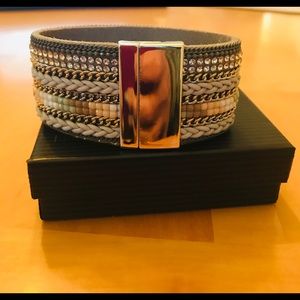 Wrap bracelet with magnetic closure